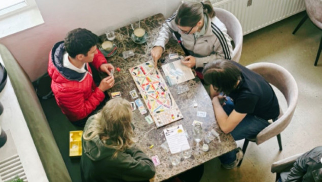 "Offline je novi luksuz": U Beču otvoren neobični kafić u kojem je zabranjeno koristiti mobitel