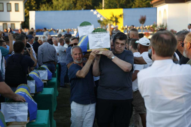 Kolona s tabutima 16 ubijenih Prijedorčana stigla u Kamičane