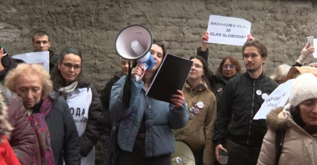 Protesti u Novom Sadu: Stotine građana protiv produženja kućnog pritvora opozicionaru Jovoviću