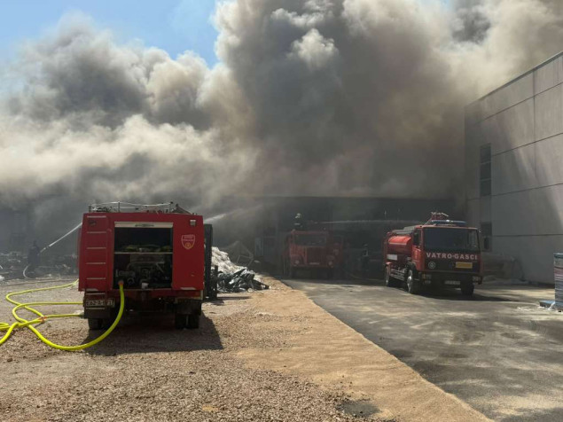 Požar u Grudama i dalje aktivan, gase ga vatrogasci i mještani
