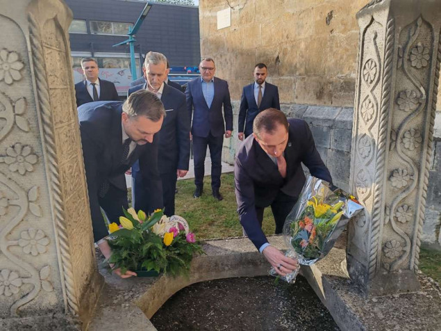 Konaković i Ademović odali počast prvom ministru vanjskih poslova RBiH dr. Irfanu Ljubijankiću