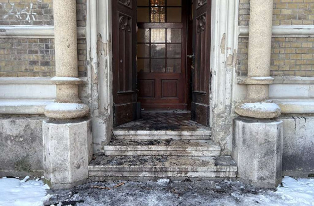 Vojvođanska opozicija osudila paljenje vrata katoličke katedrale u Novom Sadu