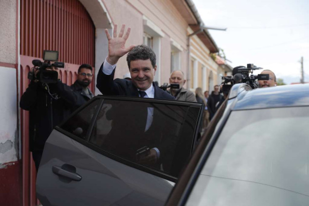 Rumunski izbori: Umjereni matematičar protiv tvrdog desničara