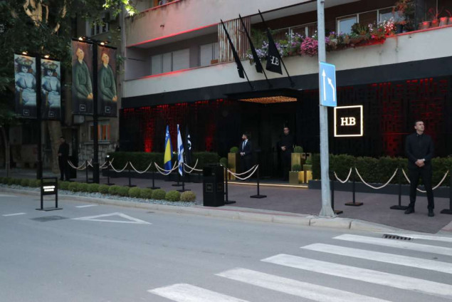 Na 'The Hub of Fine Arts' nacrtan kukasti križ