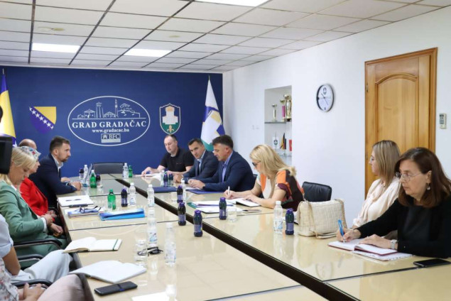 Delić tokom posjete Gradačcu razgovarao o zahtjevima građana iznesenih na nedavnim protestima