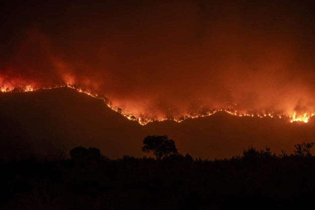 Španija se bori s požarima, jedan vatrogasac poginuo