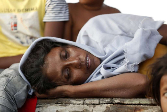 Trgovci ljudima ostavili desetine izbjeglica Rohingya nasukane na obali Indonezije, pronađeno šest tijela