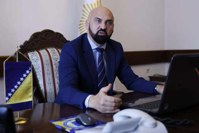 Isak: Ne provocirajte, zastave RS-a nikada se neće vihoriti na objektima u FBiH