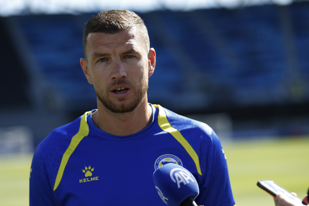 Edin Džeko potpisao novi ugovor sa Schalkeom i zadržao dres s brojem 10