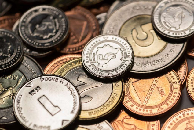 Prosječna plata u BiH u junu 1.706 KM, najviša u finansijama, najniža u ugostiteljstvu