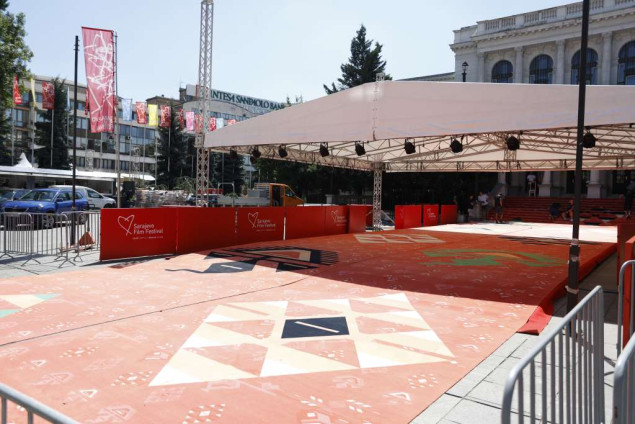 Ispred Narodnog pozorišta postavljen crveni tepih uoči skorog otvaranja Sarajevo Film Festivala