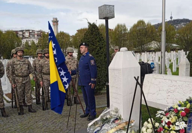 Hodžić i Halilović odali počast šehidima i poginulim borcima ARBiH