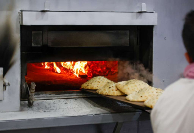 Prvi dan ramazana u Sarajevu - miris somuna podsjeća na tradiciju, dugi redovi pred pekarama