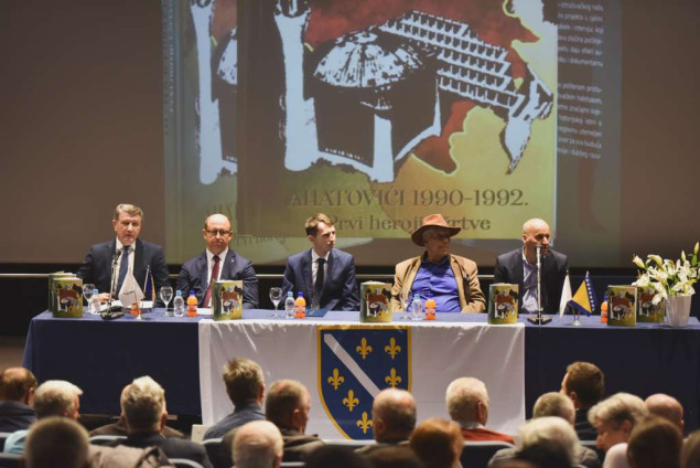 Predstavljena knjiga 'Ahatovići 1990-1992. – Prvi heroji i žrtve' autora Huseina Mujkića