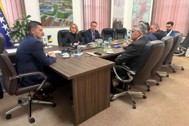 Ministrica Pozder sa direktorima Bevandom i Memićem u posjeti Gračanici