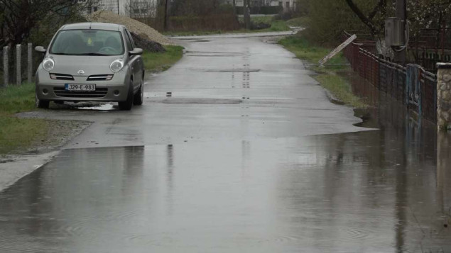 U Prijedoru zbog izlijevanja vode na saobraćajnice obustavljena nastava