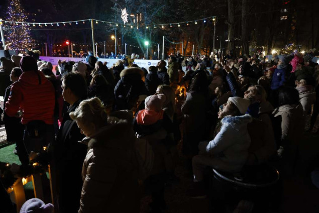 Praznična čarolija - Djeda Mraz stigao na 'Zimu na Vilsu' i obradovao mališane poklonima