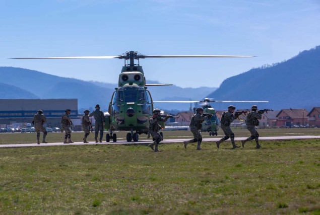 Pripadnici EUFOR-a vježbali iskrcavanje iz helikoptera i brzo razmještanje