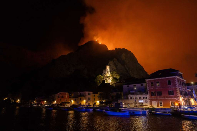 Veliki razmjeri požara kod Omiša: Izgorjelo 106 vozila i 28 kuća