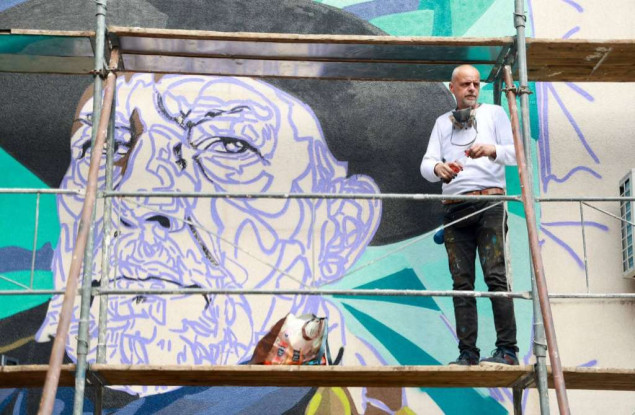 Bihać dobija mural posvećen književniku Huseinu Derviševiću