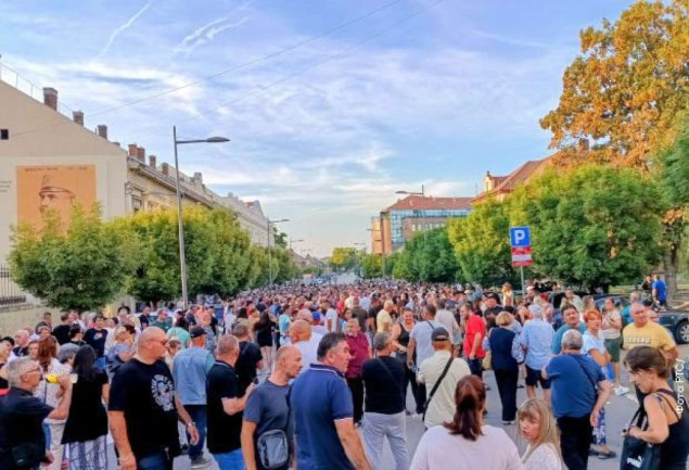 Građani širom Srbije protiv blokada: Skupovi u desecima gradova