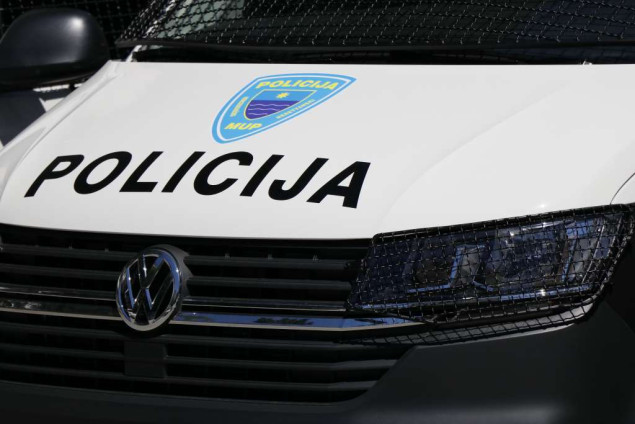Natpisi s porukama mržnje ispisani na zidovima više objekata u Neumu