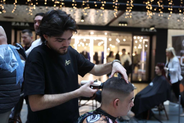 Veliko humanitarno šišanje u Sarajevo City Centru: Frizeri udruženi za liječenje Sanje Kriještorac