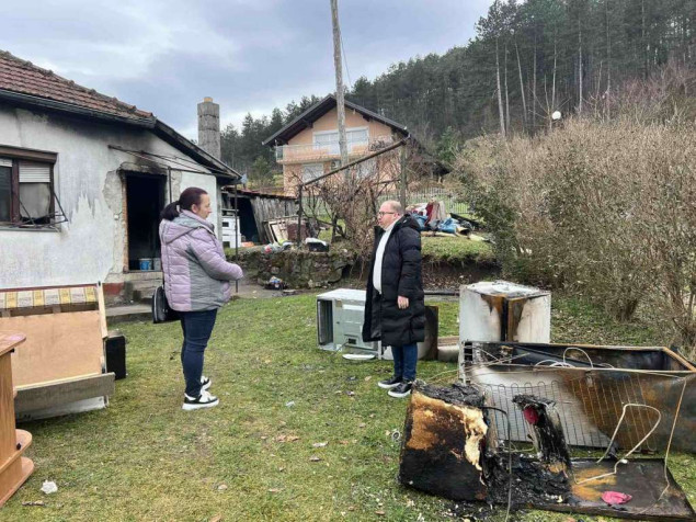 Spahić posjetio porodicu Jusić u Čelincu nakon katastrofalnog požara