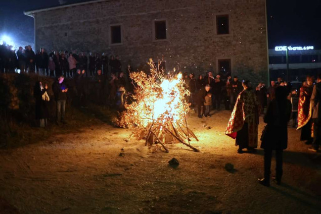 Pravoslavni vjernici u Mostaru paljenjem badnjaka najavili dolazak Božića