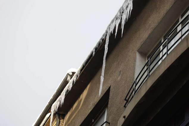 Sarajevo: Velika opasnost od obrušavanja snijega i ledenica s krovova zgrada