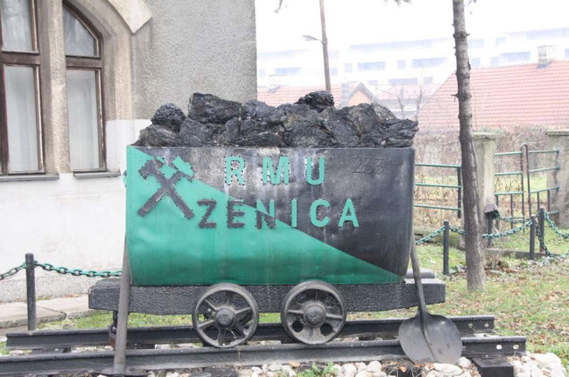 Zenički rudari šestu noć u jami Raspotočje: Traže garancije i termin isplate plaća