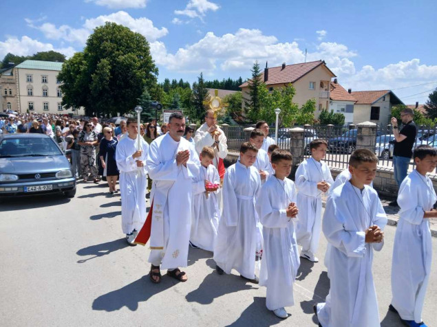 Tomislavgrad: Misom i procesiijom svečano obilježeno Tijelovo
