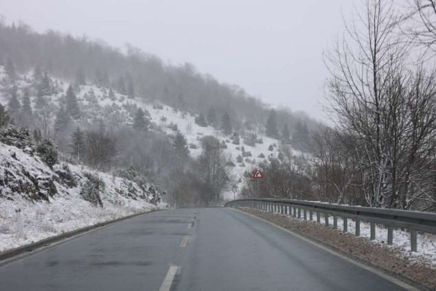 U nezgodi kod Olova povrijeđena vozačica iz Bijeljine, saobraćaj obustavljen na M-18