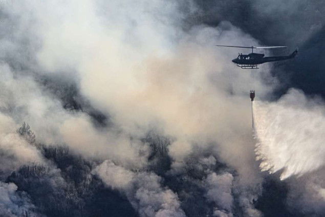 Helikopter OS BiH drugi dan zaredom gasi požar na Čvrsnici