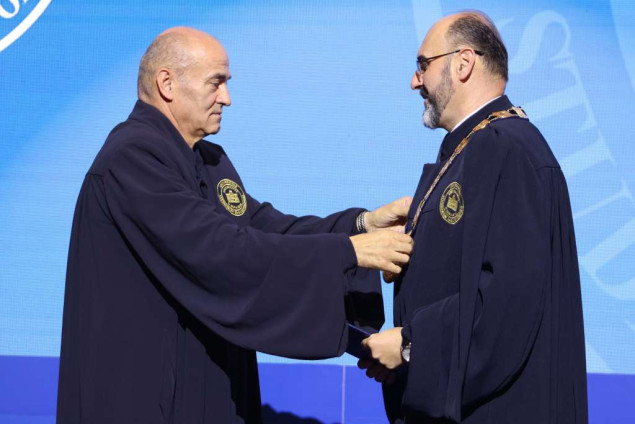 Tariku Zaimoviću na svečanoj inauguraciji uručeno rješenje i rektorski lanac UNSA