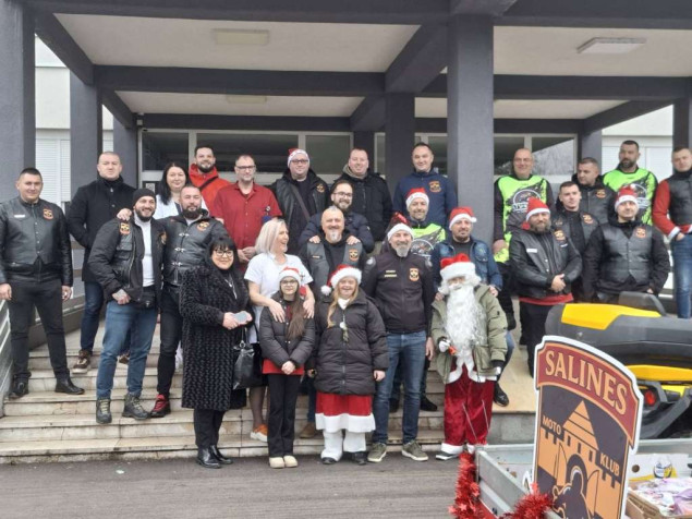 Paketići za djecu u Domu za djecu bez roditeljskog staranja i Pedijatriji UKC-a Tuzla