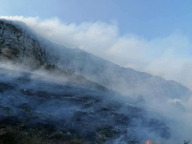 Požar na deponiji u Krupačkim stijenama i dalje tinja