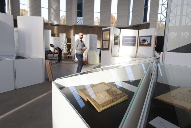 U toku posljednje pripreme za svečano otvorenje izožbe 'Pod nebom vedre vjere' u Zagrebu