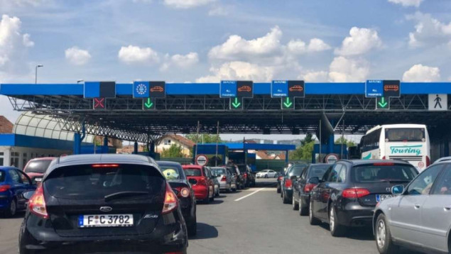 Na GP Izačić duga kolona putničkih vozila na izlazu iz BiH