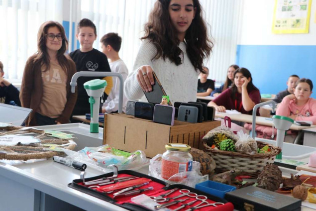 Vlada KS usvojila informaciju i stručne preporuke o upotrebi mobilnih telefona u školama