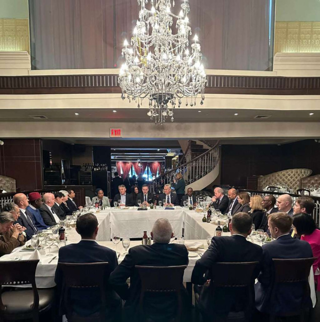 Bećirović i Komšić razgovarali s ambasadorima o važnosti usvajanja rezolucije o Srebrenici