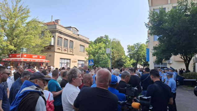Pristalice i funkcioneri SDS-a ispred suda traže puštanje Miličevića