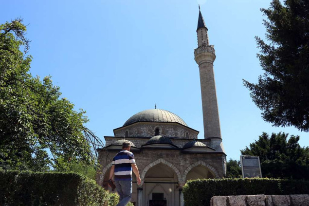 Razbijeno staklo na džamiji u Mostaru