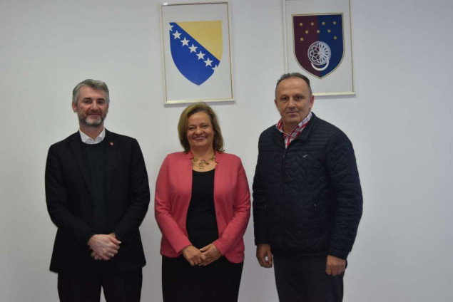 Potpisane izmjene Kolektivnog ugovora: Veće plate nenastavnom osoblju i asistentima na UNSA