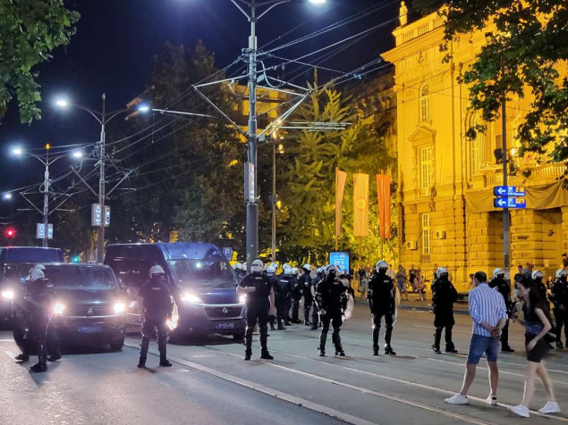 Srbija: Deseci povrijeđenih i uhapšenih u prosvjedima, demolirane prostorije SNS-a