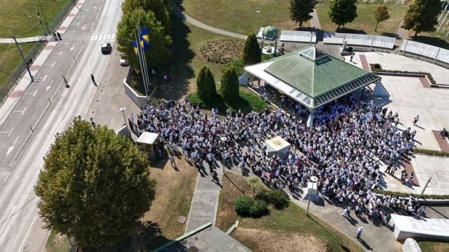 Stipendisti Fondacije Hastor posjetili Memorijalni centar Srebrenica