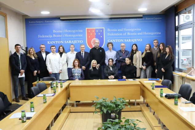 Potpisani ugovori o stipendiranju učenika srednjih škola i studenata u KS-u