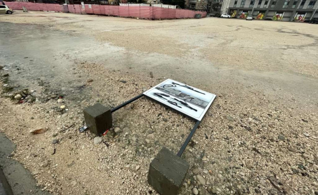 U Mostaru oborena i išarana ploča s prikazom centra "Mevlana"