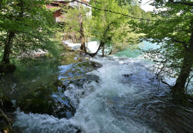 U rijeci Mrežnici kod Gornjeg Zvečaja pronađena dva beživotna tijela