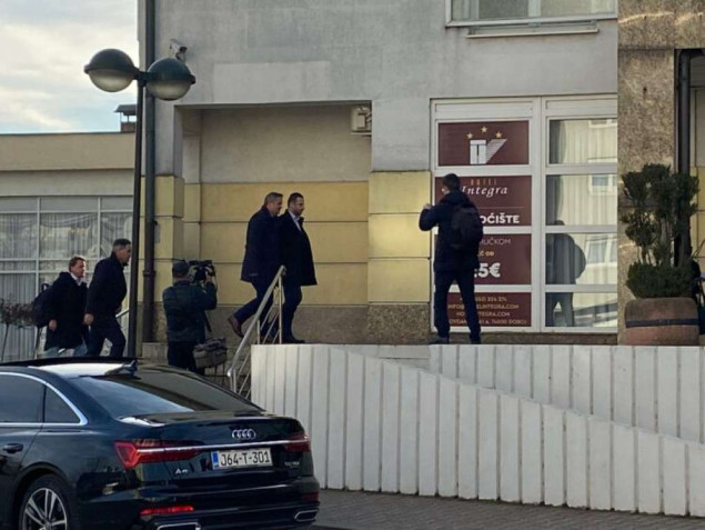 U Doboju počeo sastanak predstavnika SNSD-a i lidera stranaka Osmorke